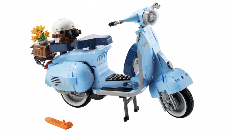 LEGO celebra Vespa, lo scooter più famoso del mondo - Foto 2 di 11