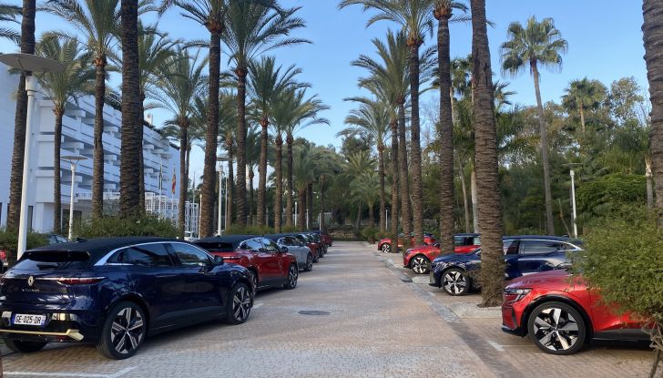 Renault Megane E-Tech Electric: la prova su strada del nuovo crossover elettrico - Foto 9 di 15