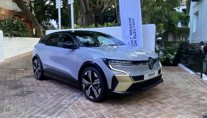 Renault Megane E-Tech Electric: la prova su strada del nuovo crossover elettrico - Foto 10 di 15
