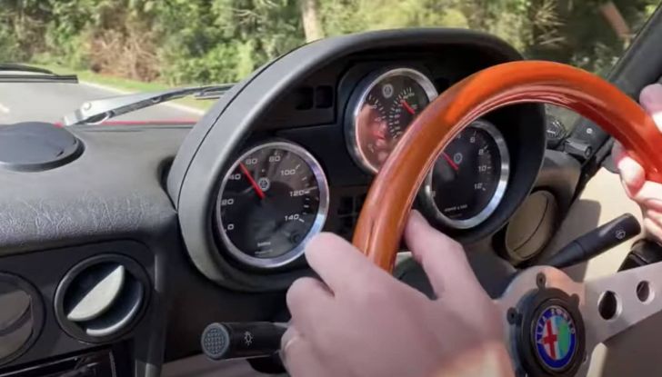 Alfa Romeo Spider: il restomod diventa elettrico con le batterie della Tesla Model S - Foto 8 di 9