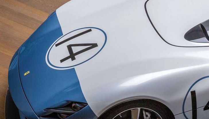 Ferrari Monza SP1: ecco l’esemplare Tailor Made in bianco e azzurro - Foto 2 di 4