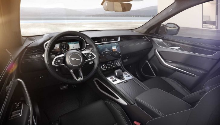 Jaguar F-Pace Sport: la sportività inglese sceglie l’ibrido mild-hybrid - Foto 3 di 5