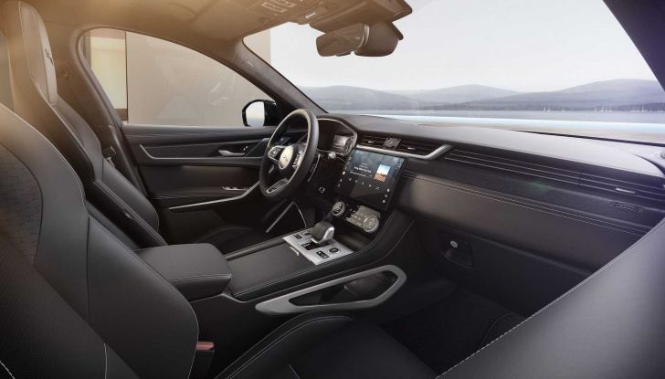 Jaguar F-Pace Sport: la sportività inglese sceglie l’ibrido mild-hybrid - Foto 5 di 5