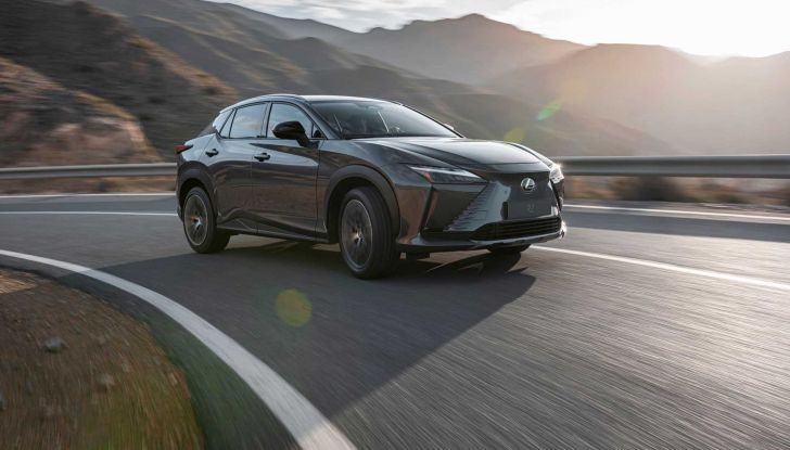 Lexus RZ 450e: il SUV elettrico che strizza l’occhio a Toyota e Subaru - Foto 11 di 24