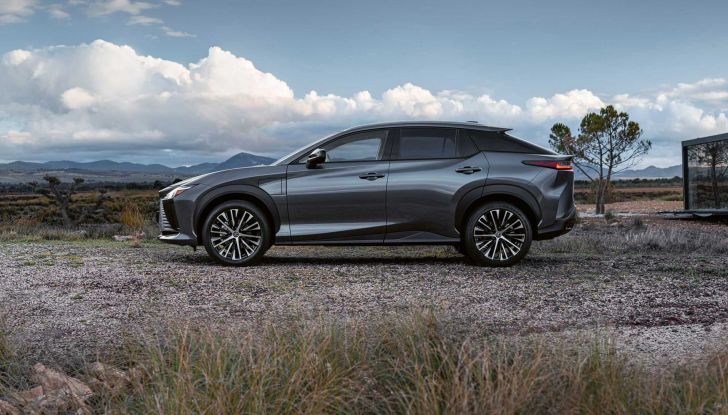 Lexus RZ 450e: il SUV elettrico che strizza l’occhio a Toyota e Subaru - Foto 15 di 24