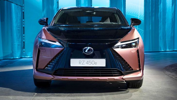 Lexus RZ 450e: il SUV elettrico che strizza l’occhio a Toyota e Subaru - Foto 2 di 24
