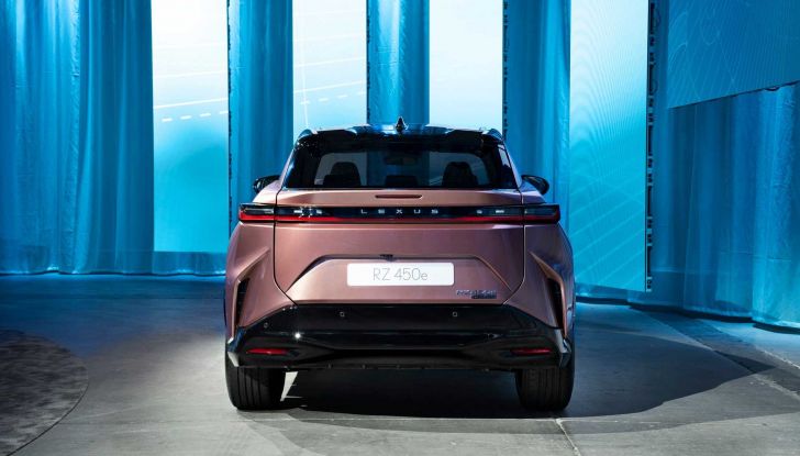 Lexus RZ 450e: il SUV elettrico che strizza l’occhio a Toyota e Subaru - Foto 5 di 24