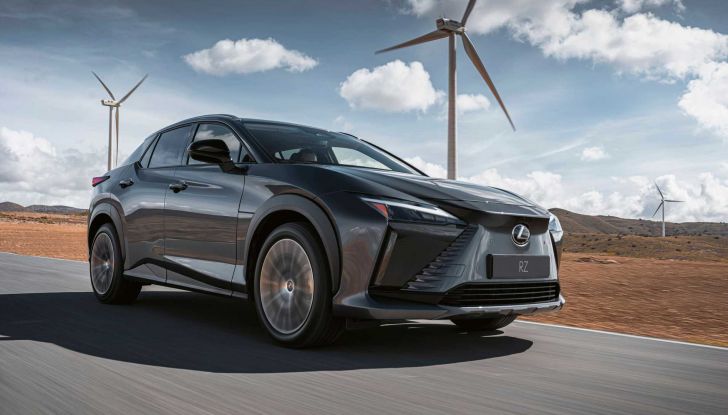 Lexus RZ 450e: il SUV elettrico che strizza l’occhio a Toyota e Subaru - Foto 7 di 24