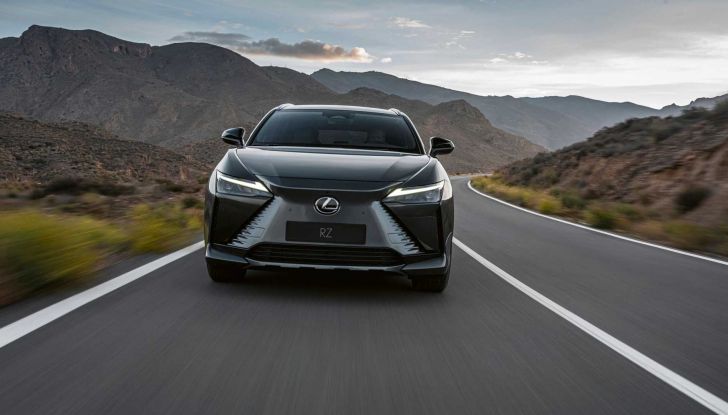 Lexus RZ 450e: il SUV elettrico che strizza l’occhio a Toyota e Subaru - Foto 9 di 24