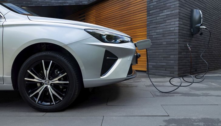 MG5 Electric: disponibile la nuova familiare a “passo lungo” da 31.050 Euro - Foto 12 di 17