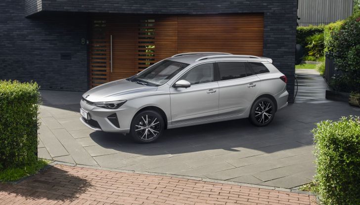 MG5 Electric: disponibile la nuova familiare a “passo lungo” da 31.050 Euro - Foto 13 di 17