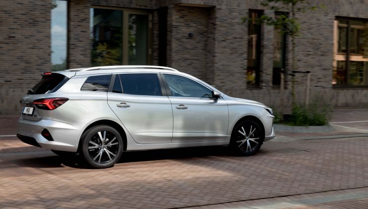 MG5 Electric: disponibile la nuova familiare a “passo lungo” da 31.050 Euro - Foto 9 di 17