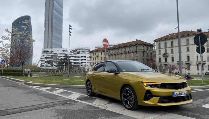 Opel Astra 2022: la prova su strada della versione ibrida plug-in - Foto 3 di 17