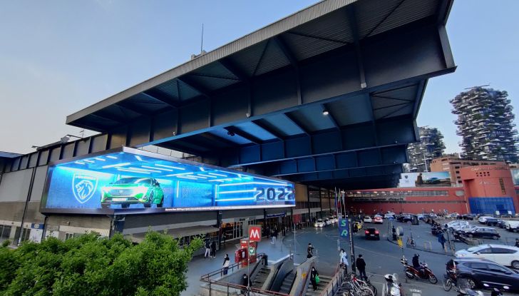 A Milano arriva Peugeot The Corner, la più grande affissione digitale d’Italia - Foto 2 di 5
