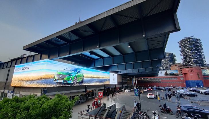 A Milano arriva Peugeot The Corner, la più grande affissione digitale d’Italia - Foto 3 di 5