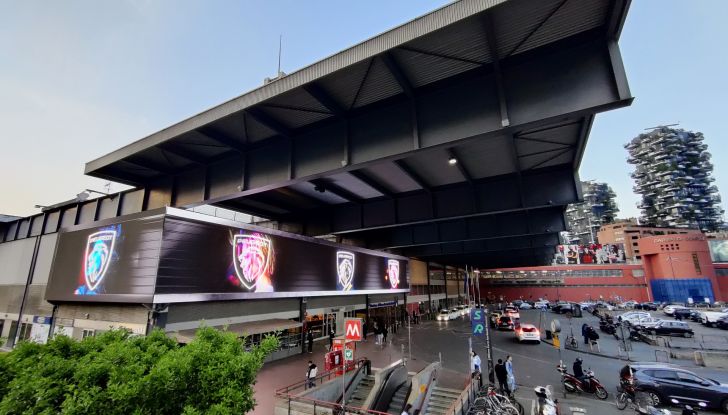 A Milano arriva Peugeot The Corner, la più grande affissione digitale d’Italia - Foto 4 di 5