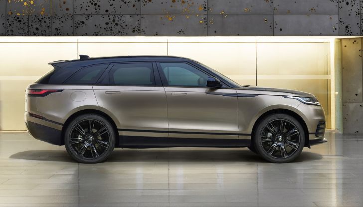 Range Rover 2022: la Velar mild-hybrid riceve il pacchetto HST - Foto 6 di 7