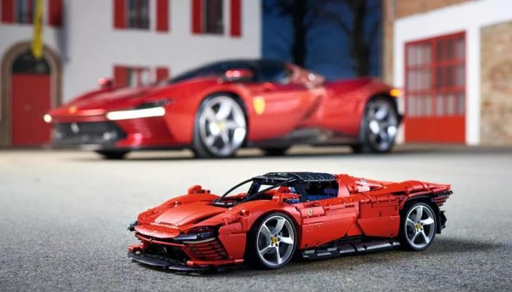 LEGO Ferrari Daytona SP3: con 3.778 mattoncini si può costruire a casa! - Foto 2 di 9