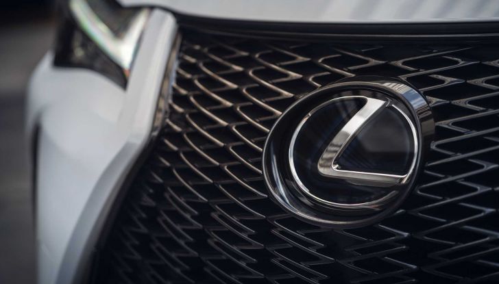 Lexus UX Hybrid 2023: il restyling di metà carriera è ancora più completo - Foto 7 di 10