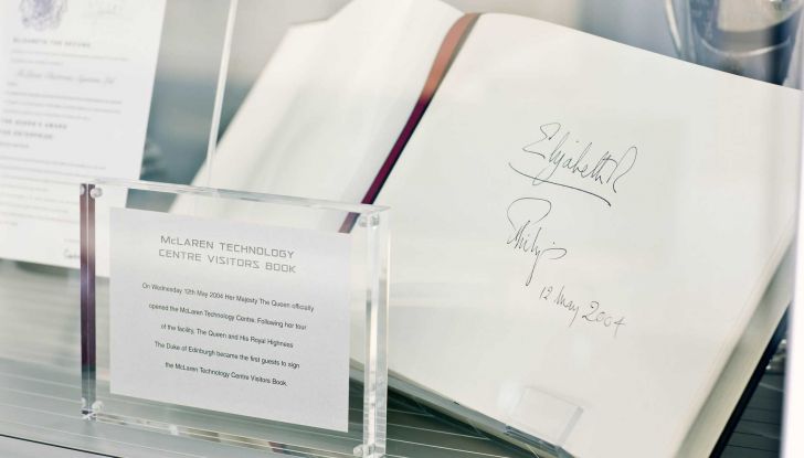 McLaren Artura: la supercar ibrida rende onore alla regina Elisabetta II - Foto 3 di 3