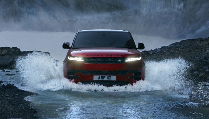 Range Rover Sport 2022: la terza generazione del SUV sportivo si rifà il look - Foto 8 di 14