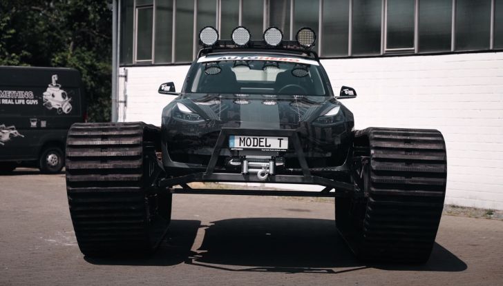 Tesla Model 3: ecco come è stata trasformata in un carro armato! - Foto 3 di 8