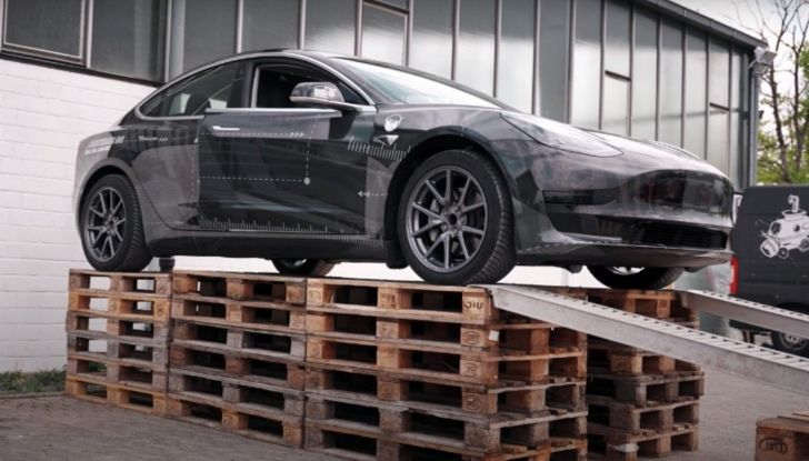 Tesla Model 3: ecco come è stata trasformata in un carro armato! - Foto 4 di 8