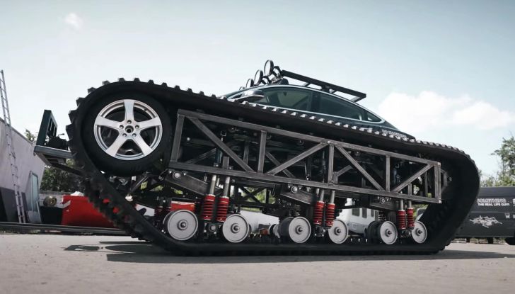 Tesla Model 3: ecco come è stata trasformata in un carro armato! - Foto 5 di 8