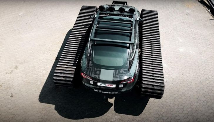 Tesla Model 3: ecco come è stata trasformata in un carro armato! - Foto 6 di 8