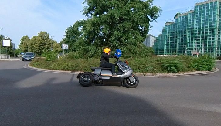 BMW CE04: test ride del nuovo scooter elettrico - Foto 43 di 51