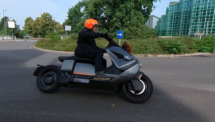 BMW CE04: test ride del nuovo scooter elettrico - Foto 45 di 51