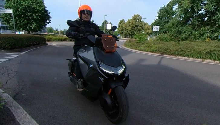 BMW CE04: test ride del nuovo scooter elettrico - Foto 46 di 51
