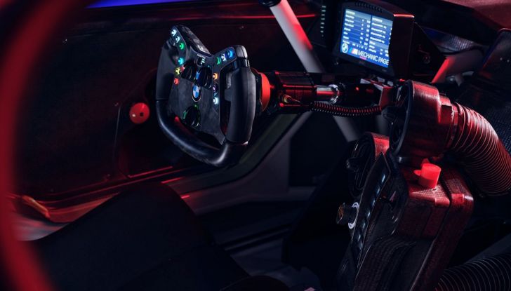 BMW M4 GT4: la versione aggiornata da pista arriva a 550 cavalli - Foto 11 di 14