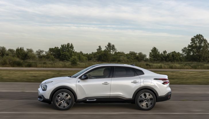 Citroen C4 X: il nuovo crossover (anche elettrico) debutta a inizio 2023 - Foto 6 di 12