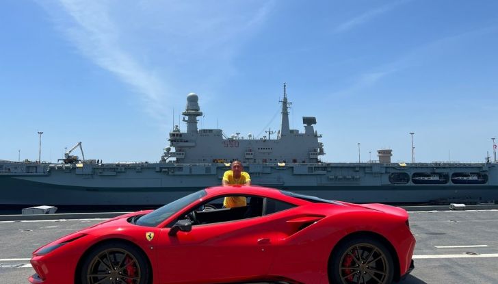 Una Ferrari solca il ponte della portaerei Garibaldi… in segno di solidarietà - Foto 3 di 11