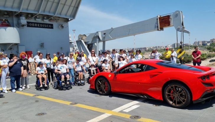 Una Ferrari solca il ponte della portaerei Garibaldi… in segno di solidarietà - Foto 4 di 11