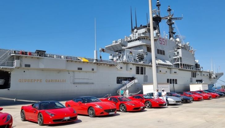 Una Ferrari solca il ponte della portaerei Garibaldi… in segno di solidarietà - Foto 6 di 11