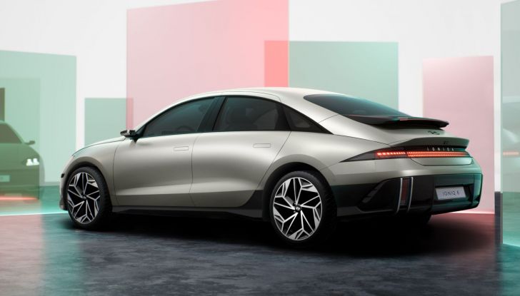 Hyundai Ioniq 6: la nuova berlina elettrica promette 610 km di autonomia - Foto 7 di 16