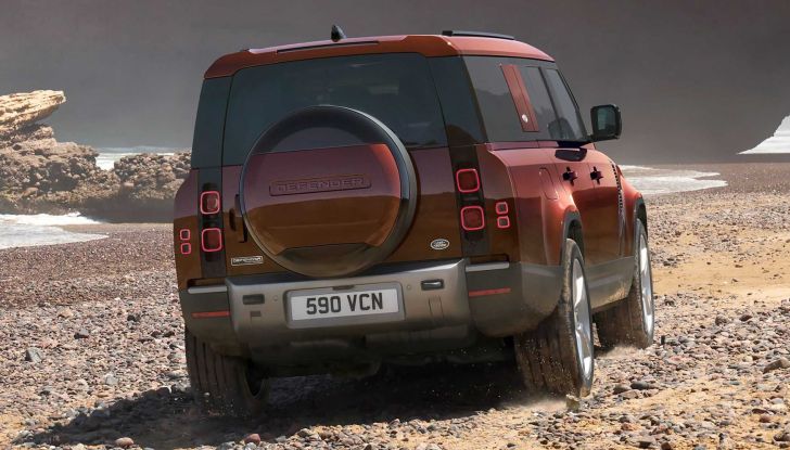 Land Rover Defender: la versione elettrica debutta nel 2025 - Foto 9 di 12