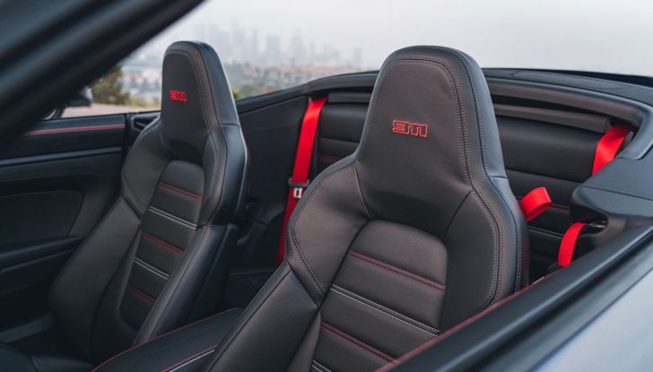 Porsche 911 Carrera GTS: la Cabriolet America Edition ha il cambio manuale - Foto 12 di 16