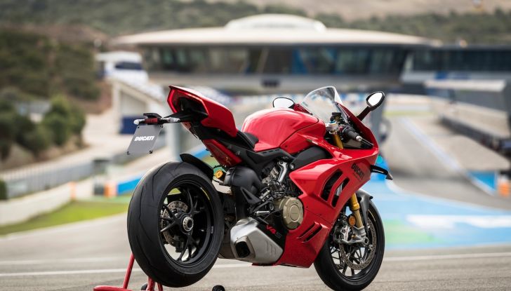 Ducati Panigale V4 MY 2023: aggiornamenti elettronici migliorano prestazioni e comfort - Foto 2 di 8