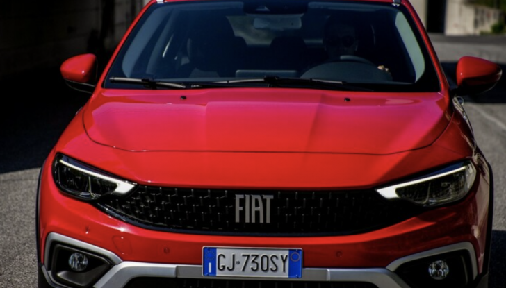 Fiat Tipo Cross Hybrid, l’ibrida da città con prezzi da 29.900 euro - Foto 9 di 9