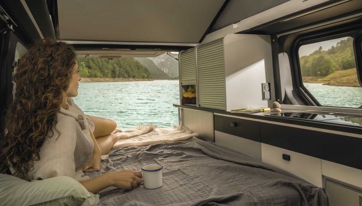 Renault Trafic SpaceNomad: il camper con i pannelli solari sul tetto - Foto 5 di 8