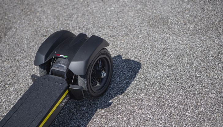 Test Ride di Askoll Scoo3: non chiamatelo monopattino pur essendo maneggevole, affidabile e tecnologico: ecco la nostra prova su strada - Foto 5 di 6