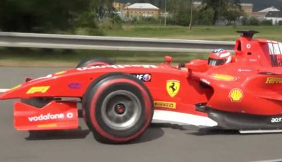 Una Ferrari F1 sfreccia in autostrada: il pilota è ricercato dalla Polizia