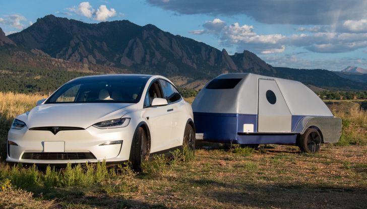 Campeggio in elettrico: ecco la roulotte che funziona da “range-extender” - Foto 3 di 8