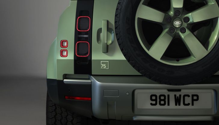 Land Rover Defender compie 75 anni: ecco la Limited Edition in Grasmere Green - Foto 7 di 10