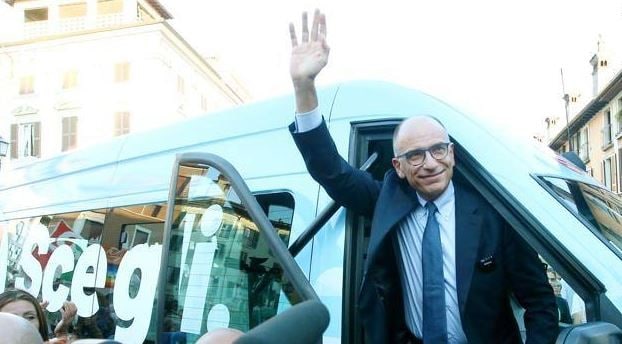 Campagna elettorale: il bus elettrico di Enrico Letta lo lascia a piedi - Foto 4 di 5