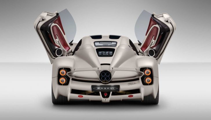 Pagani Utopia: l’hypercar da 864 cavalli si fa ammirare a Mantova - Foto 10 di 18