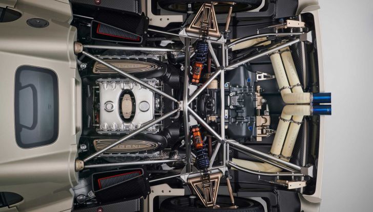 Pagani Utopia: l’hypercar da 864 cavalli si fa ammirare a Mantova - Foto 13 di 18